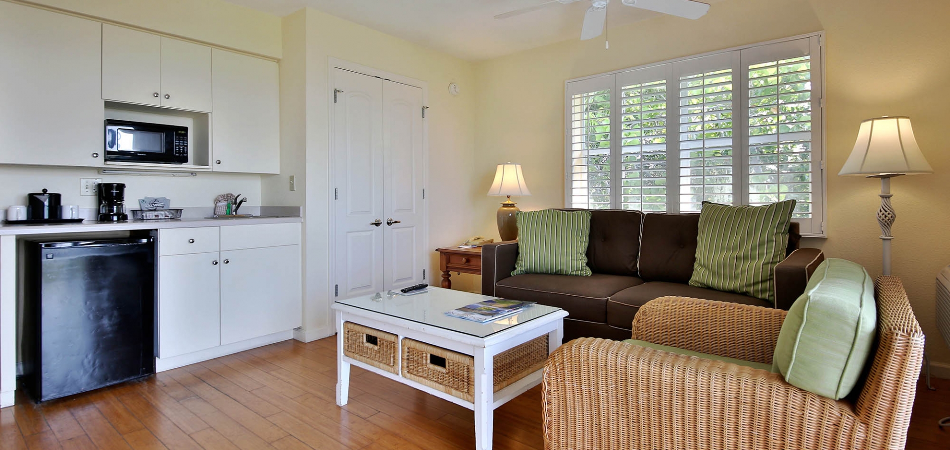 Sanibel Inn guest room seating area and kitchenette