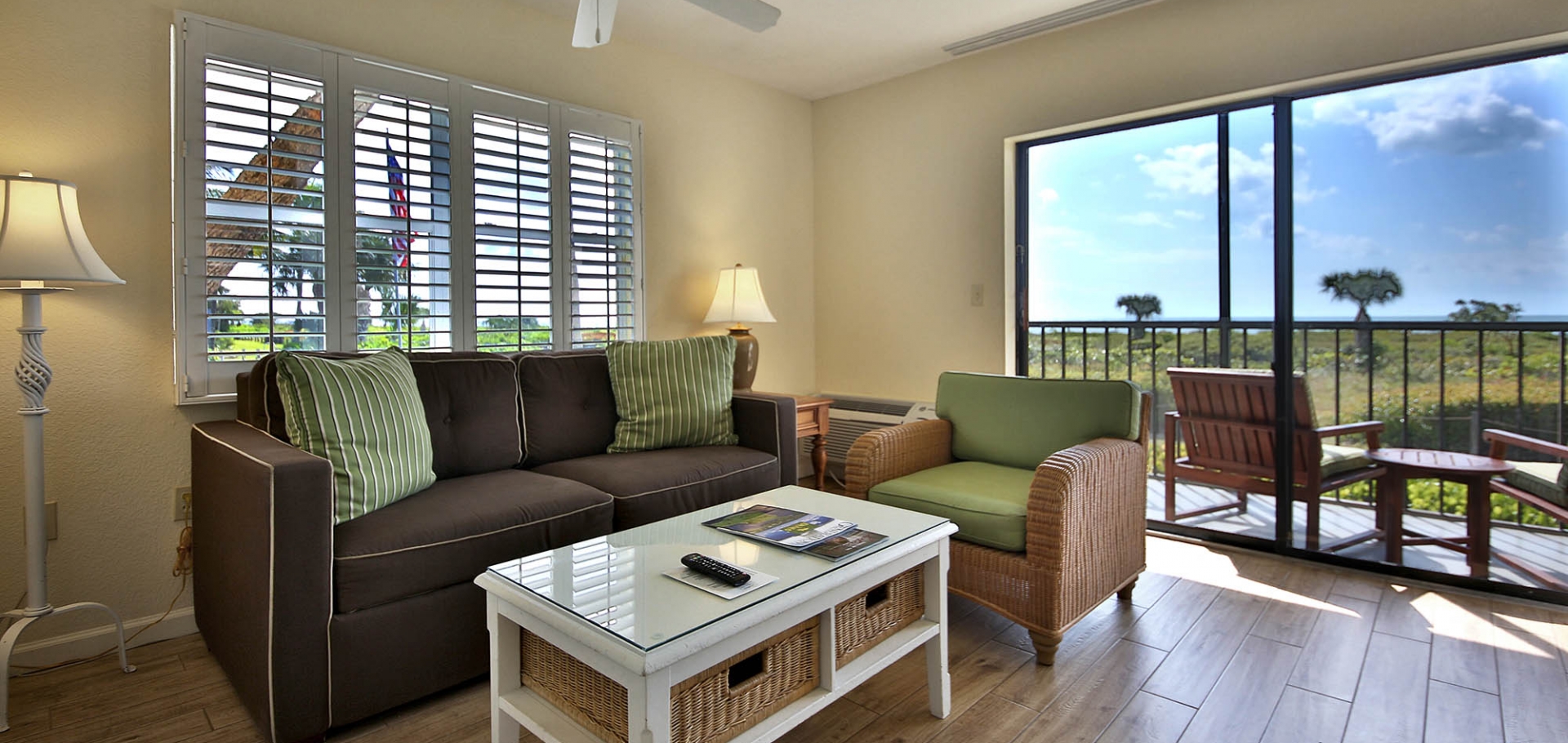 Sanibel Inn guest room sitting area