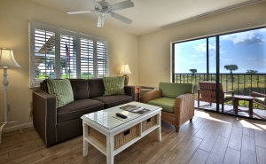 Sanibel Inn guest room sitting area