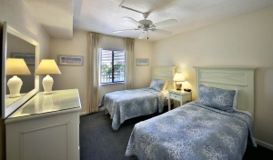 Sanibel Inn guest bedroom