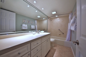 Sanibel Inn master bathroom