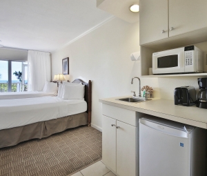 Sanibel Seaside Inn kitchenette and bedroom
