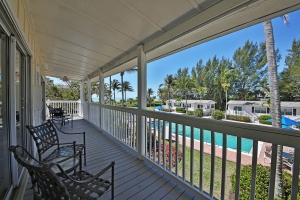 Seaside Inn porch seating