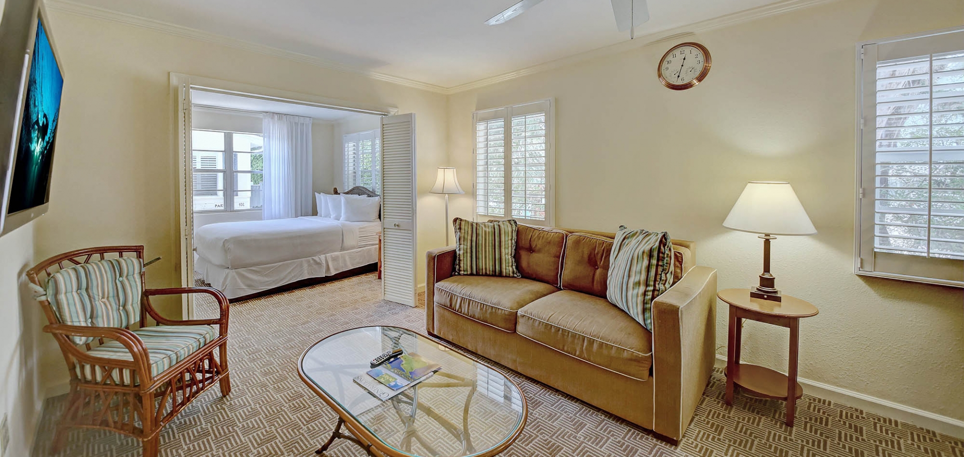 Sanibel Seaside Inn bedroom and seating area