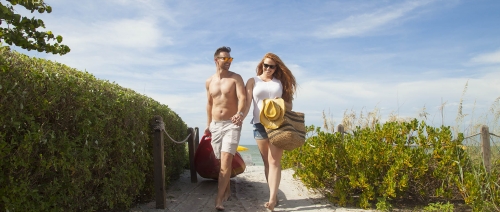 A couple walks to Sunset Beach Inn, Sanibel Island hotels